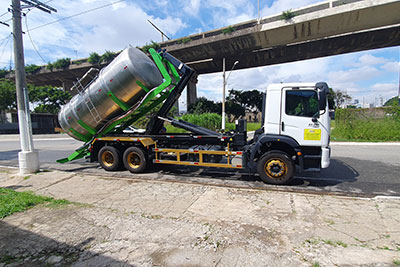 Caminhão Rollon Roll Off com Tanque Inox